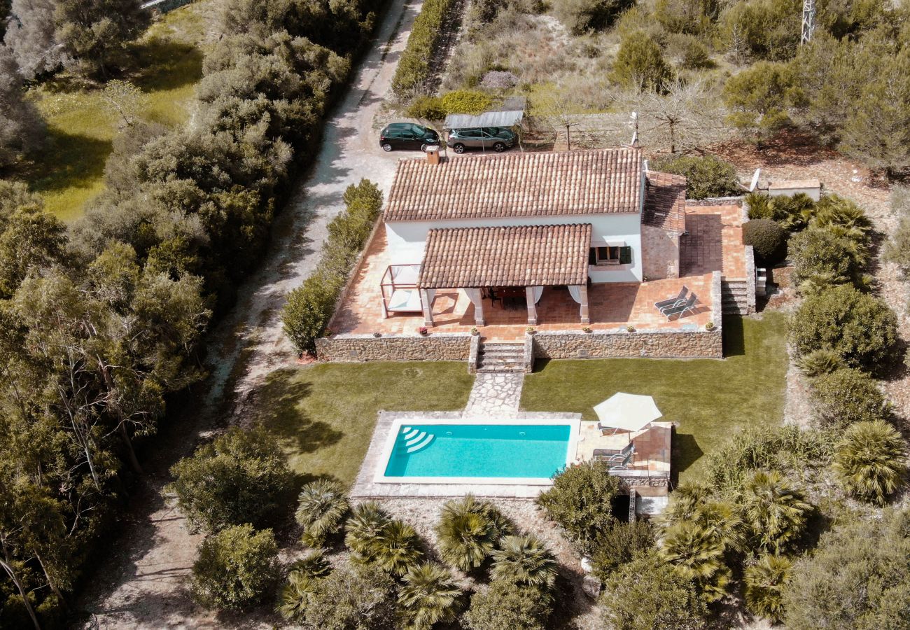 Luftbild mit Garten und Pool der Finca Estepar in Son Servera 