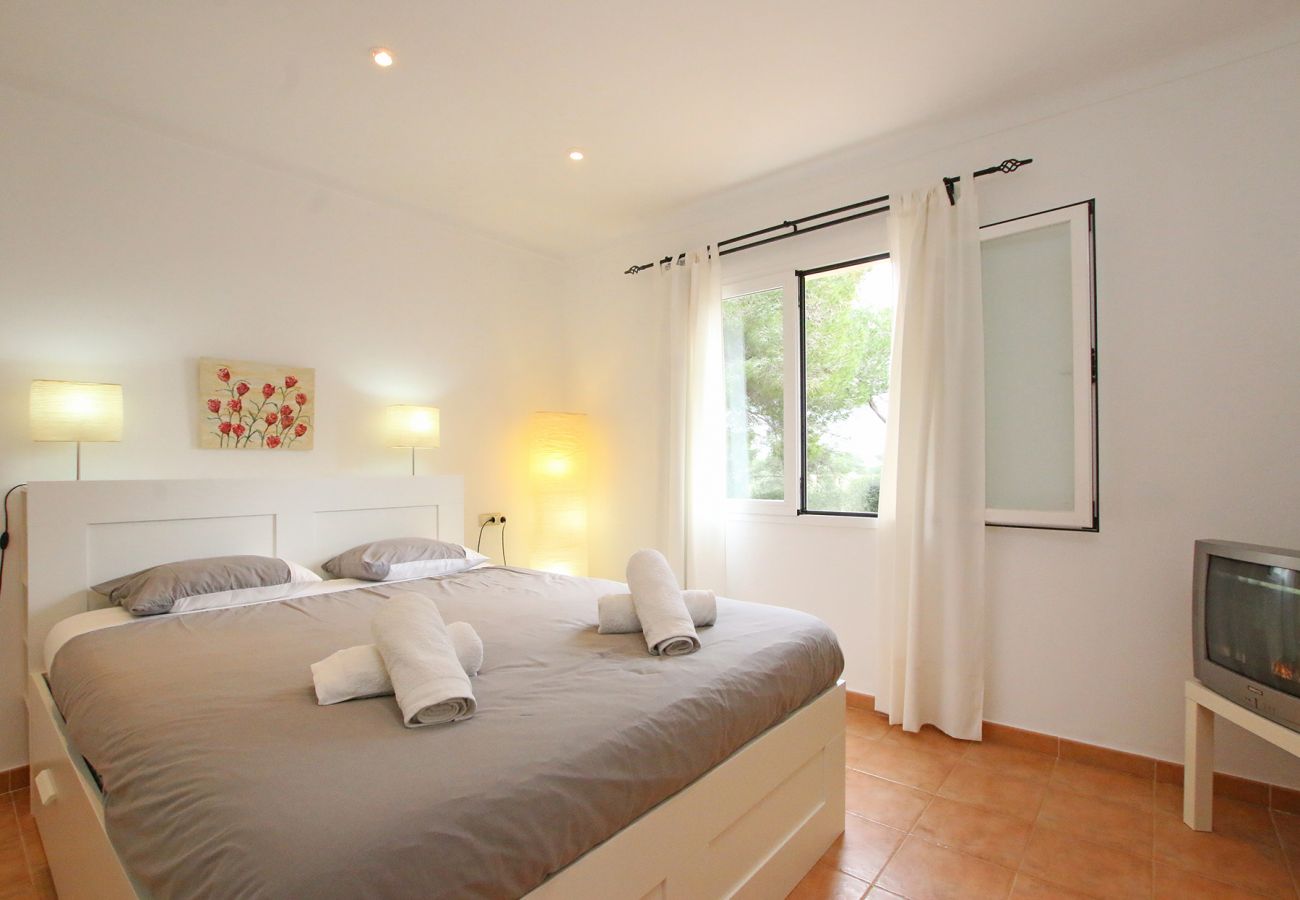 Schlafzimmer mit Doppelbett der Finca Son Cami bei Felanitx