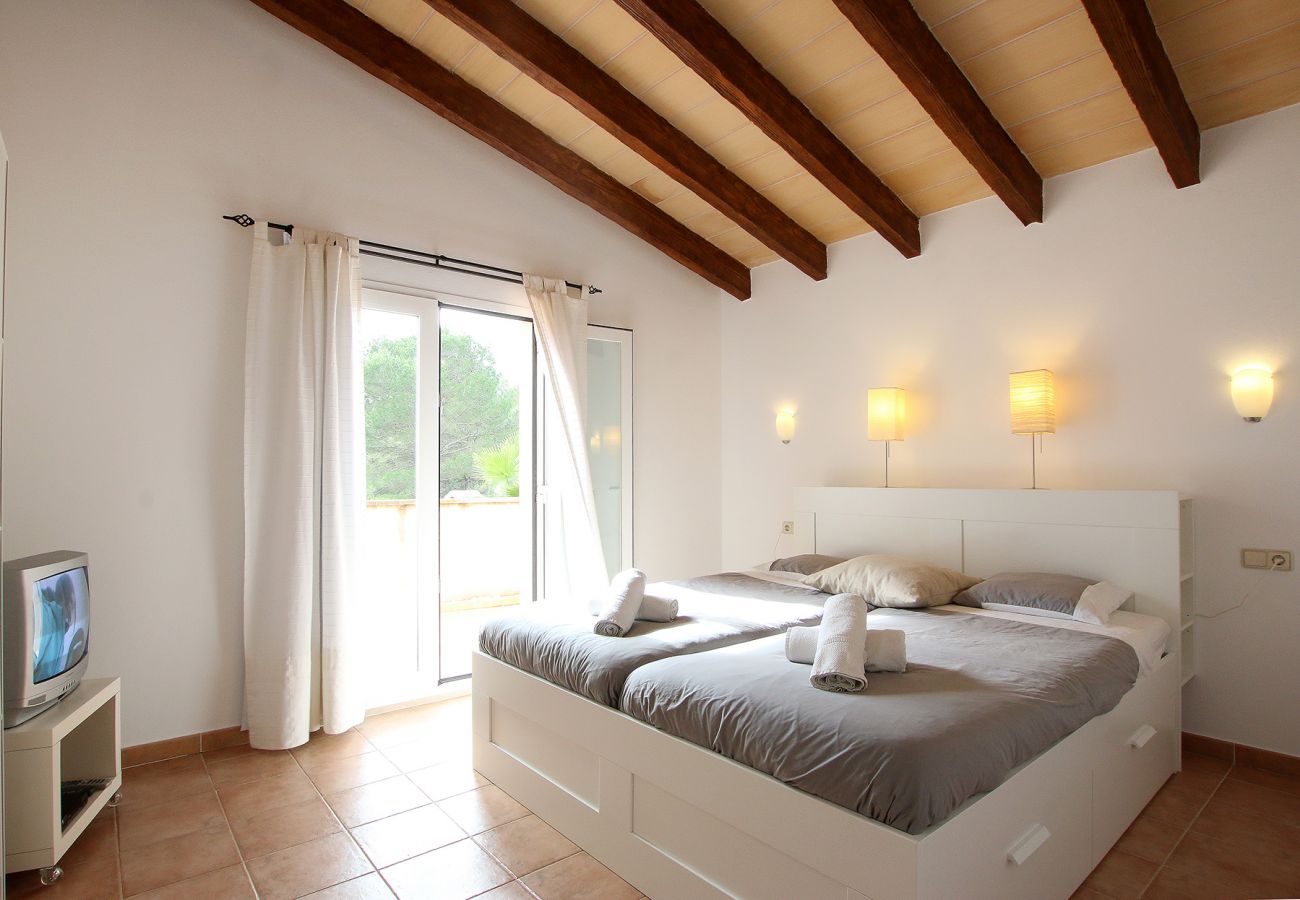 Schlafzimmer mit zwei Einzelbetten der Finca Son Cami bei Felanitx