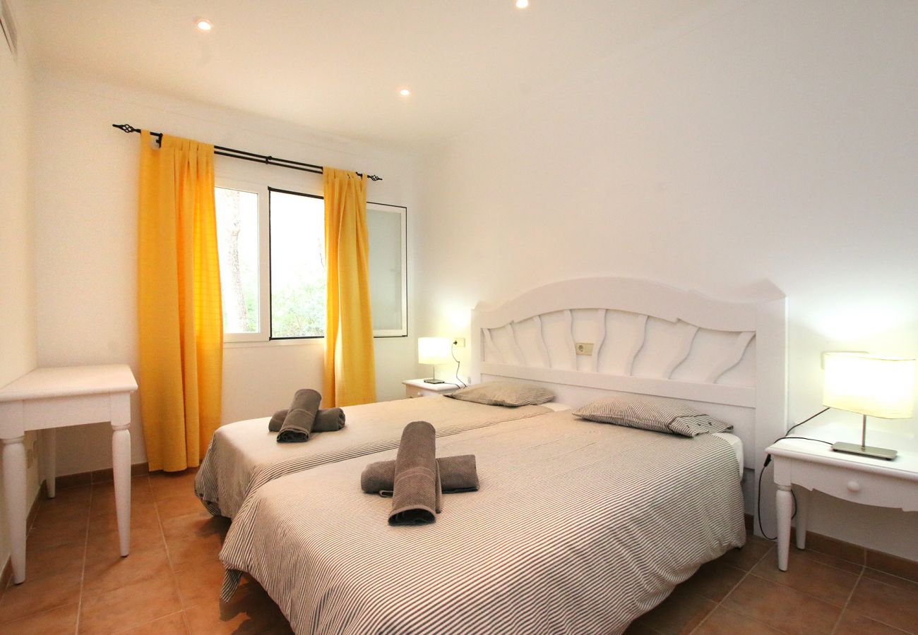 Schlafzimmer mit 2 Einzelbetten der Finca Son Cami bei Felanitx