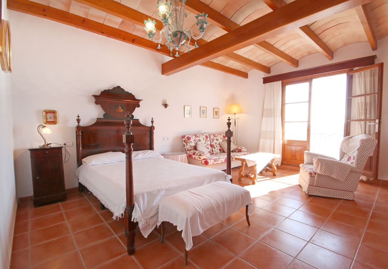 Schlafzimmer mit Doppelbett der Finca Son Cura bei Campos 