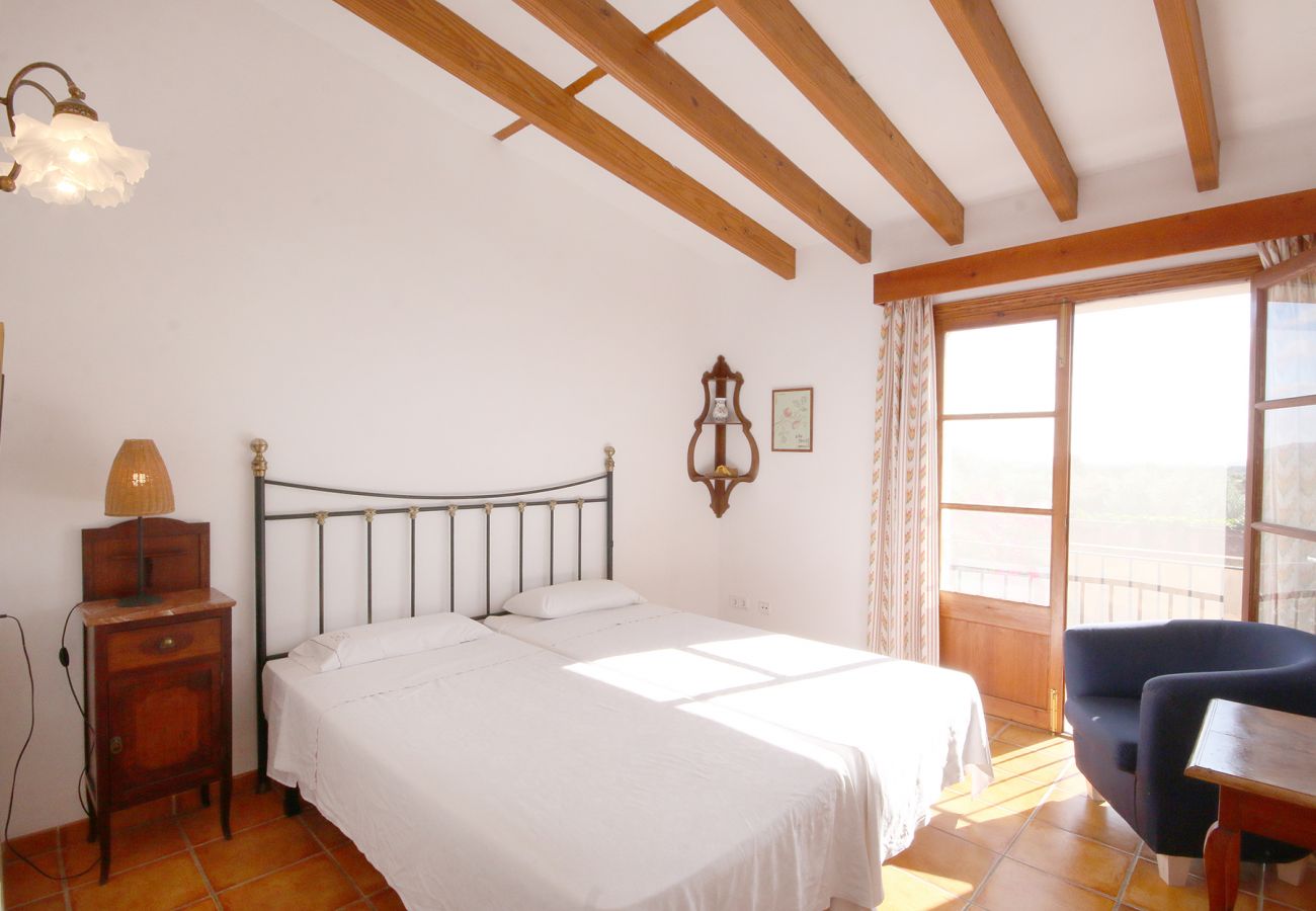Schlafzimmer mit zwei Einzelbetten der Finca Son Cura bei Campos 