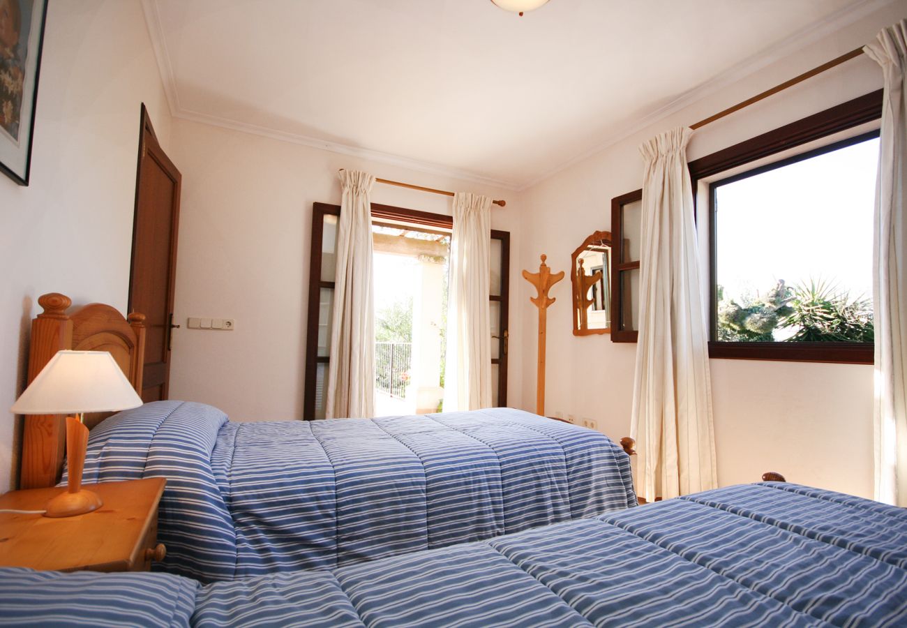 Schlafzimmer mit 2 Einzelbetten der Finca Sa Galera in Cas Concos 