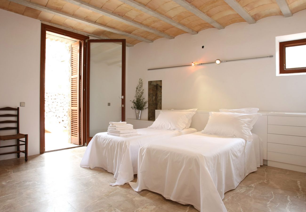 Schlafzimmer mit 2 Einzelbetten der Finca Cas Hereu in Sóller