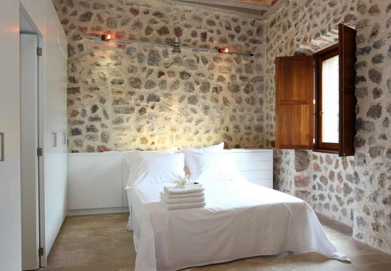 Schlafzimmer mit Doppelbett der Finca Cas Hereu in Sóller