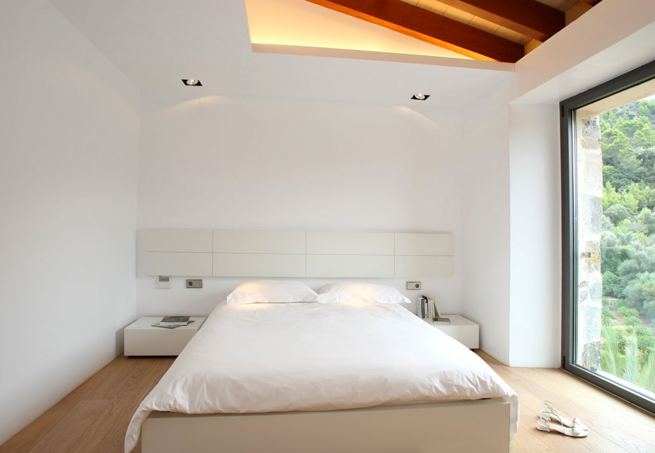 Schlafzimmer mit Doppelbett der Finca Cas Hereu in Sóller