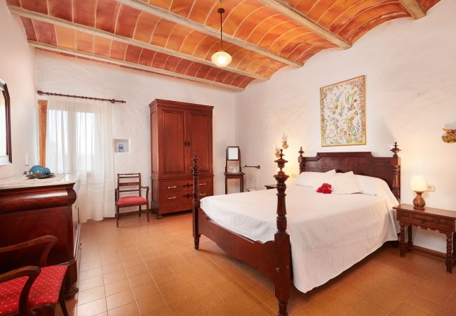 Schlafzimmer mit Doppelbett der Finca Casa Magdalena in Felanitx