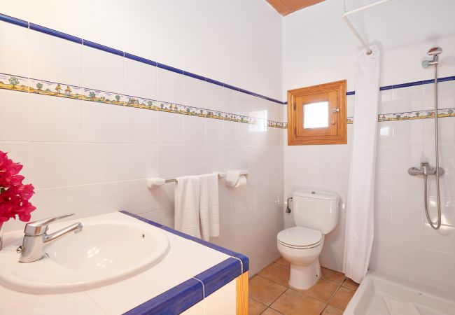 Badezimmer mit Dusche der Finca Casa Magdalena in Felanitx