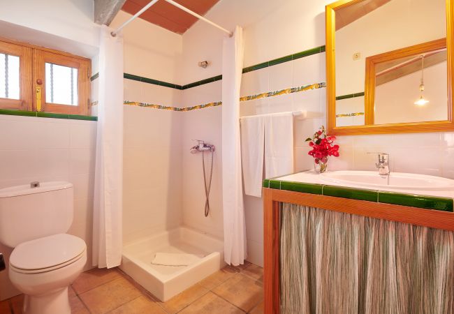 Badezimmer mit Dusche der Finca Casa Magdalena in Felanitx