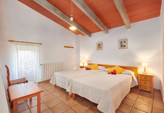 Schlafzimmer mit Einzelbetten der Finca Casa Magdalena in Felanitx