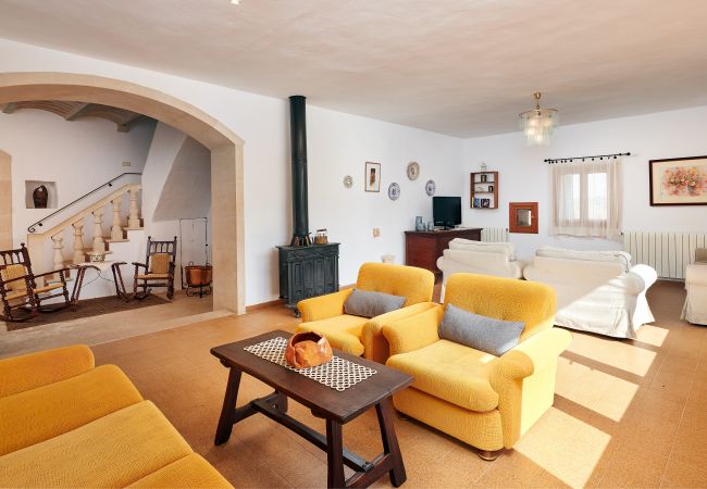 Wohnzimmer mit Couchbereich der Finca Casa Magdalena in Felanitx