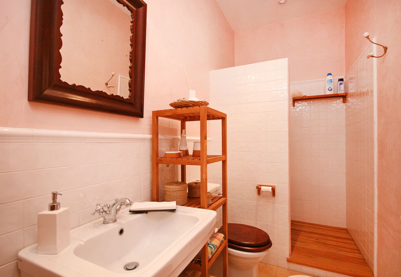 Badezimmer mit Dusche der Finca Son Mas in Manacor 