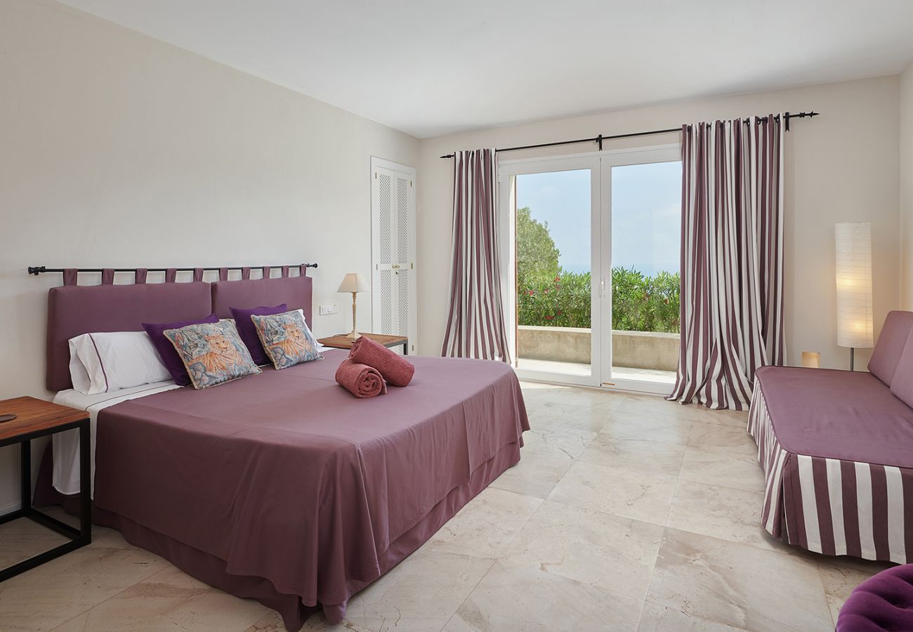 Schlafzimmer mit Doppelbett der Finca Can Pascalou in Canyamel