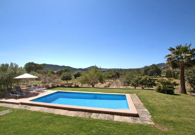 Pool und Garten der Finca Casa Pula bei Son Servera