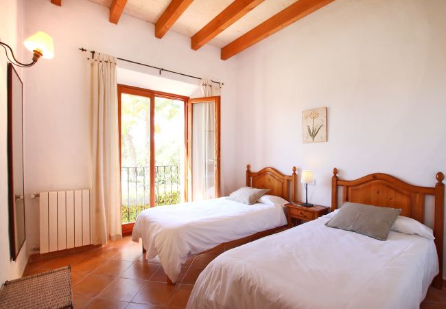 Schlafzimmer mit zwei Einzelbetten der Finca Casa Pula bei Son Servera