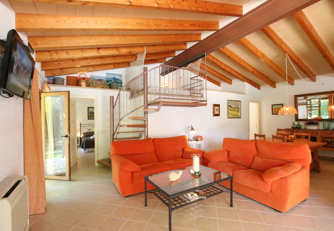Wohnzimmer mit Dachschräge der Finca Ca Na Barbara in Santanyi