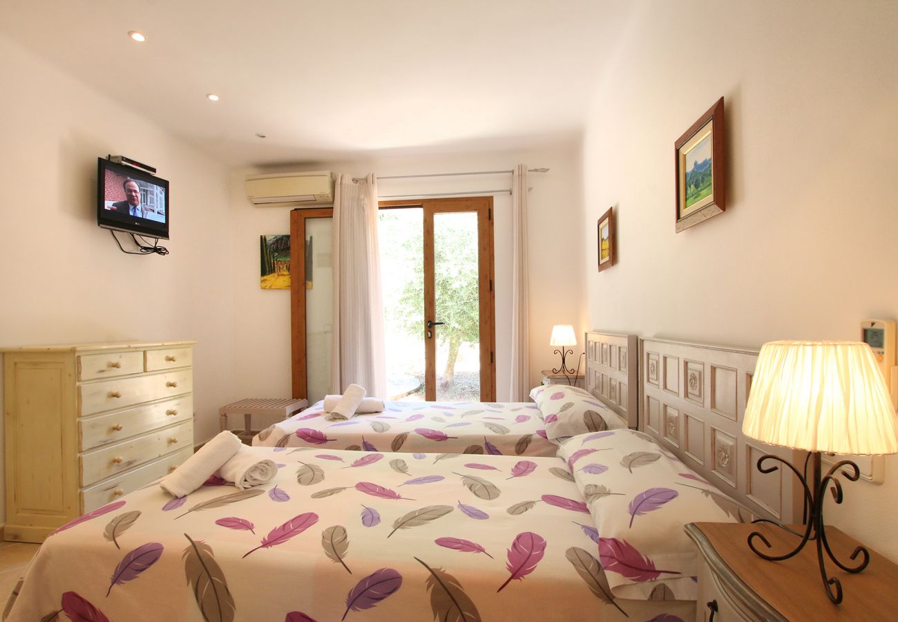 Schlafzimmer mit 2 Einzelbetten der Finca Ca Na Barbara in Santanyi