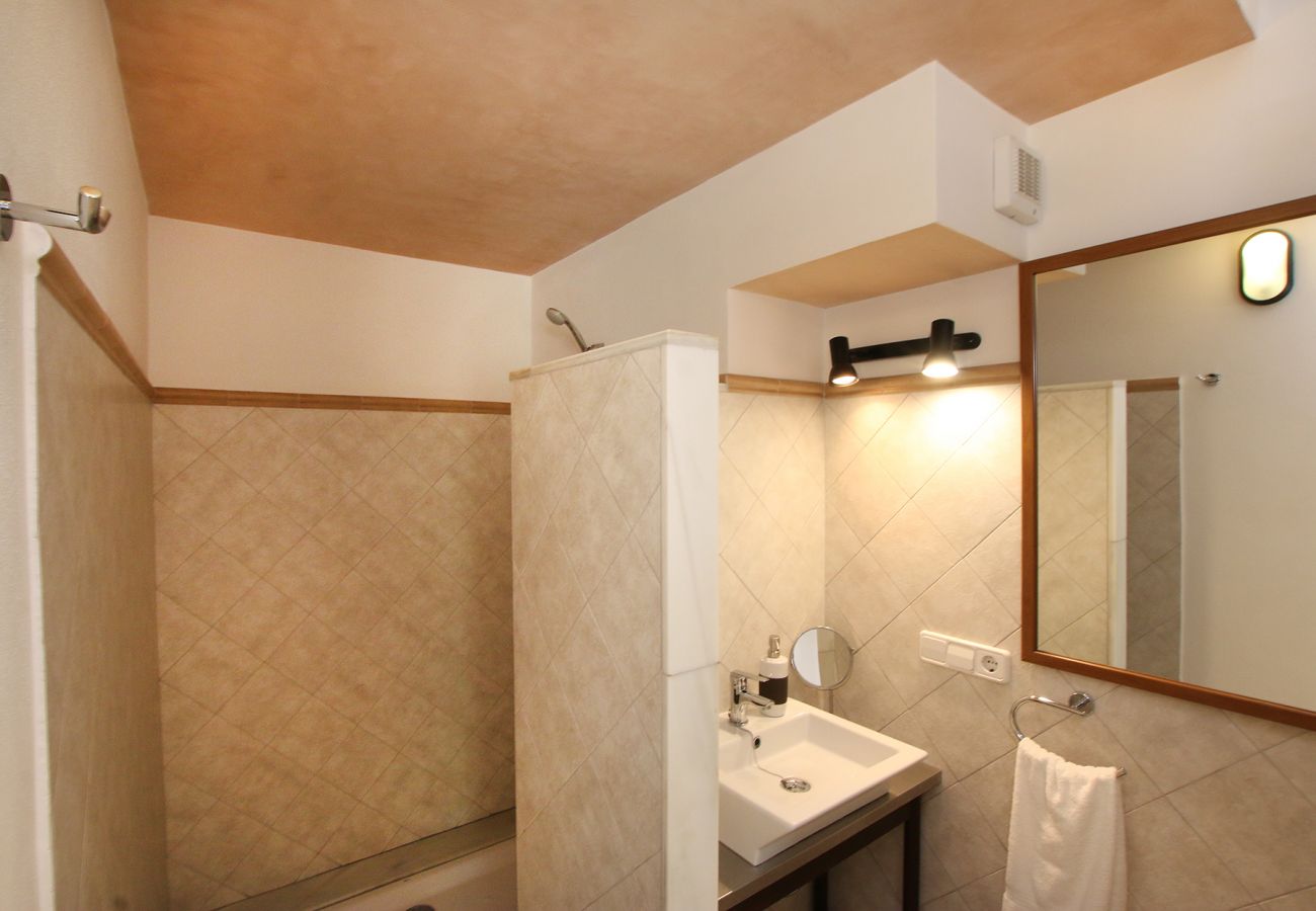 Modernes Badezimmer der Finca Ca Na Barbara in Santanyi
