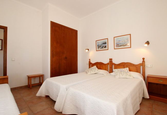Schlazimmer mit 2 Einzelbetten der Finca Can Sanau in S'Horta