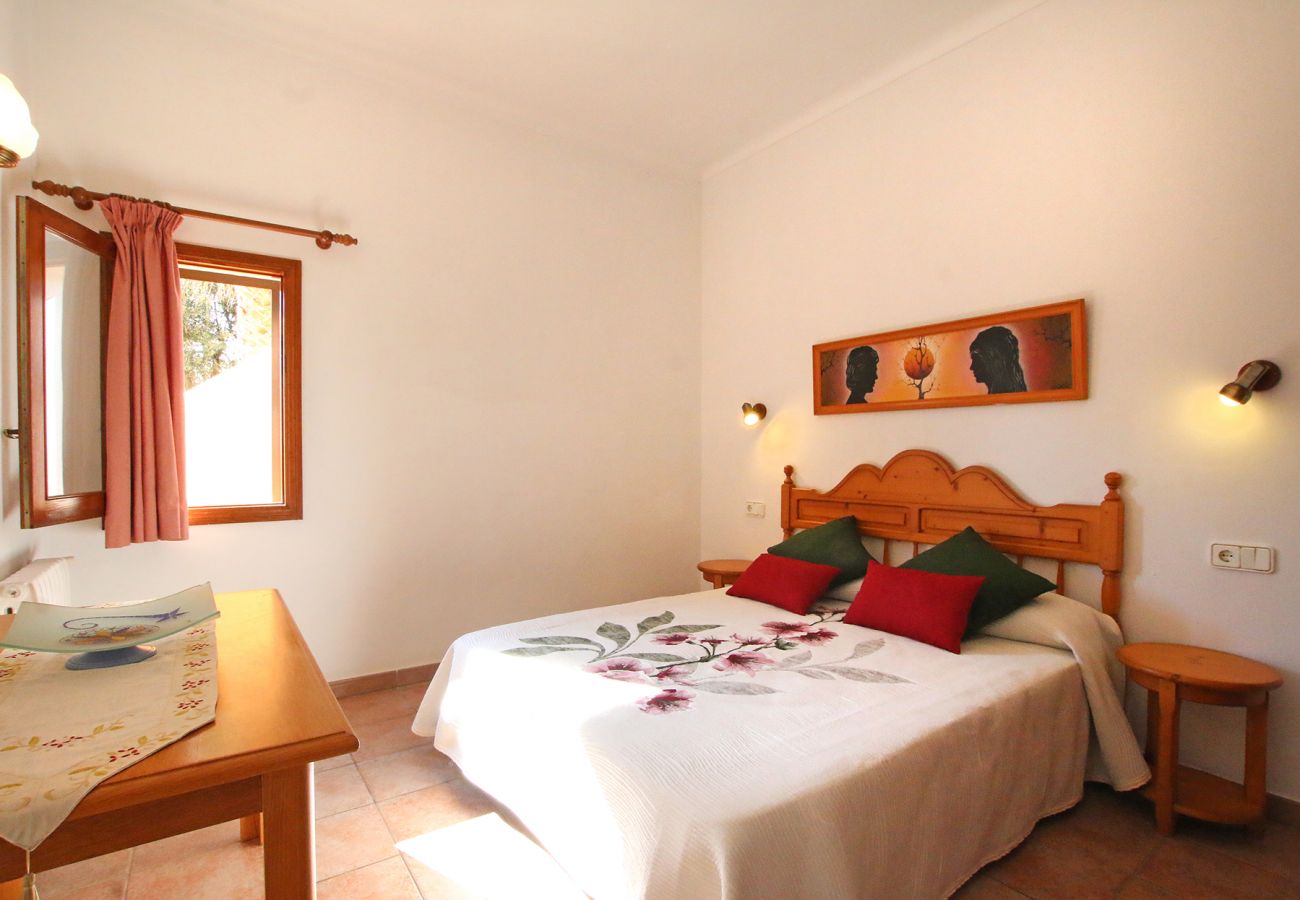 Schlafzimmer mit Doppelbett der Finca Can Sanau in S'Horta