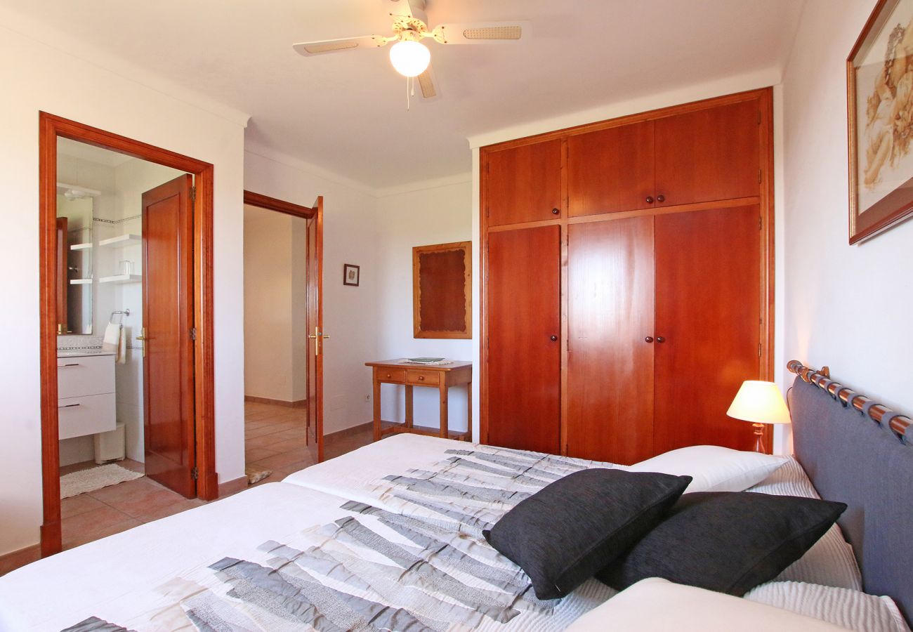 Schlafzimmer mit 2 Einzelbetten der Finca Can Sanau in S'Horta