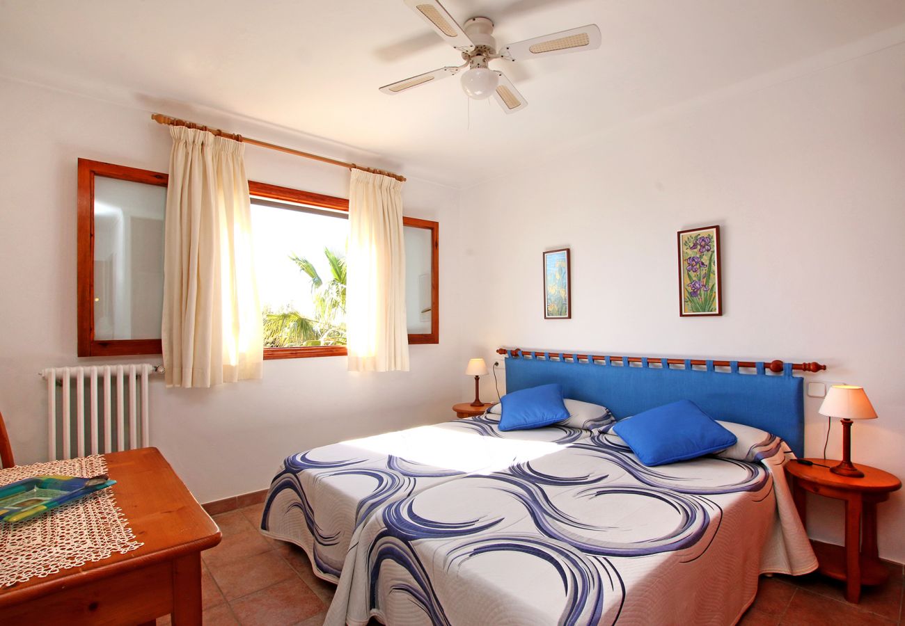 Schlafzimmer mit 2 Einzelbetten und Bad der Finca Can Sanau in S'Horta