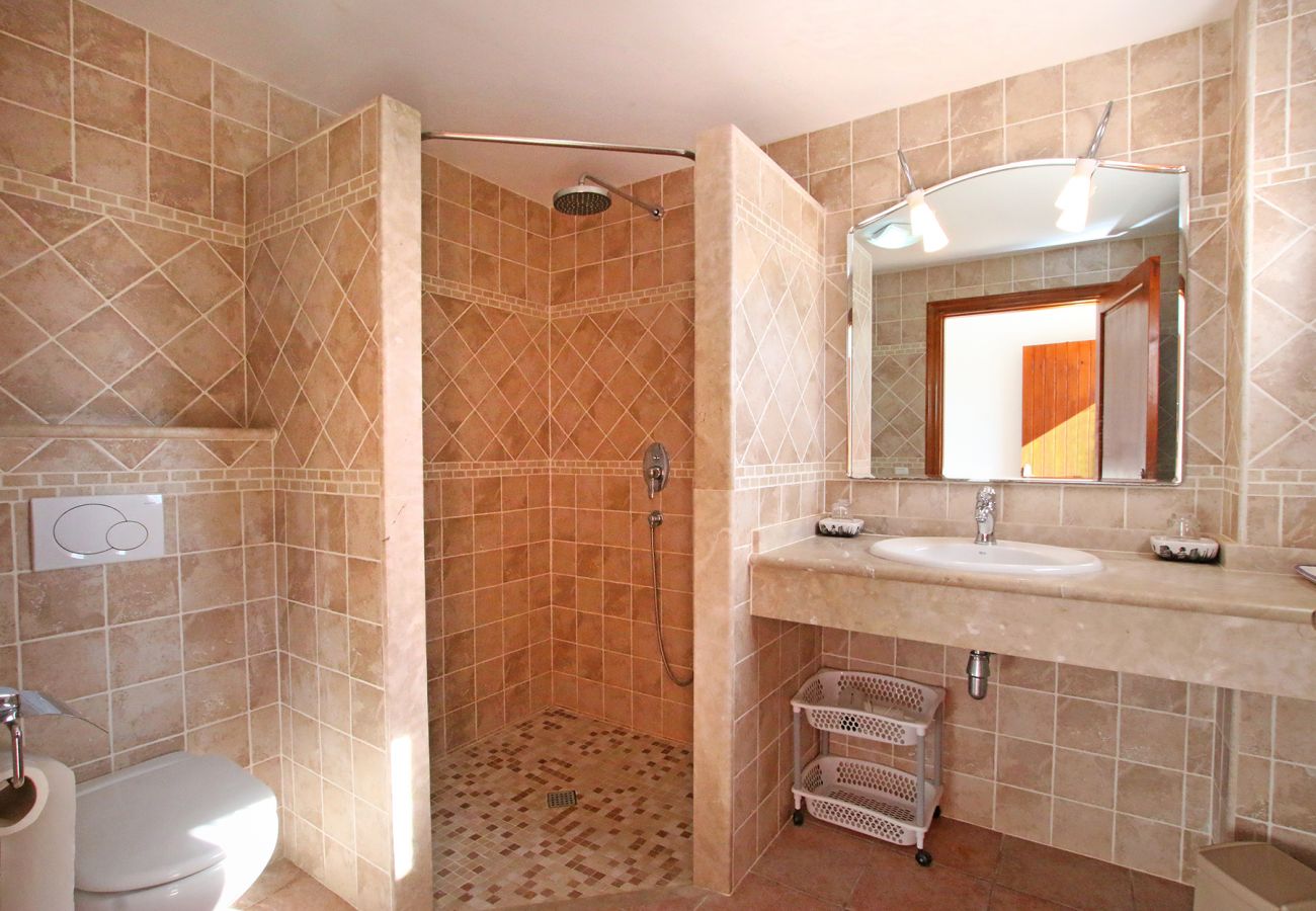 Bad mit Dusche der Finca Can Sanau in S'Horta
