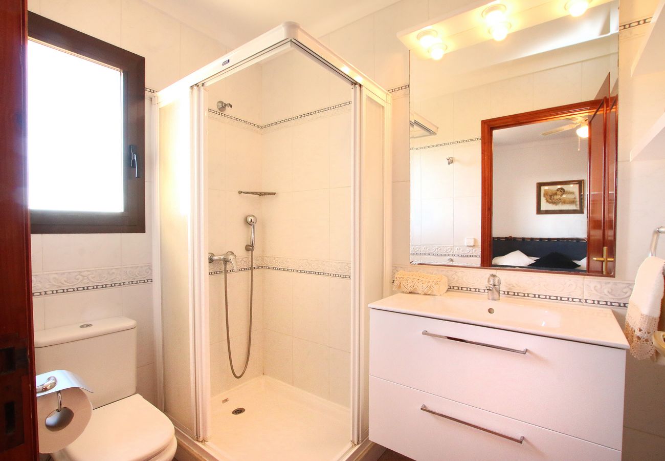 Bad en Suite mit Dusche der Finca Can Sanau in S'Horta