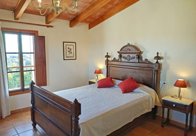 Schlafzimmer mit Doppelbett der Finca Can Segarut in Porto Cristo 