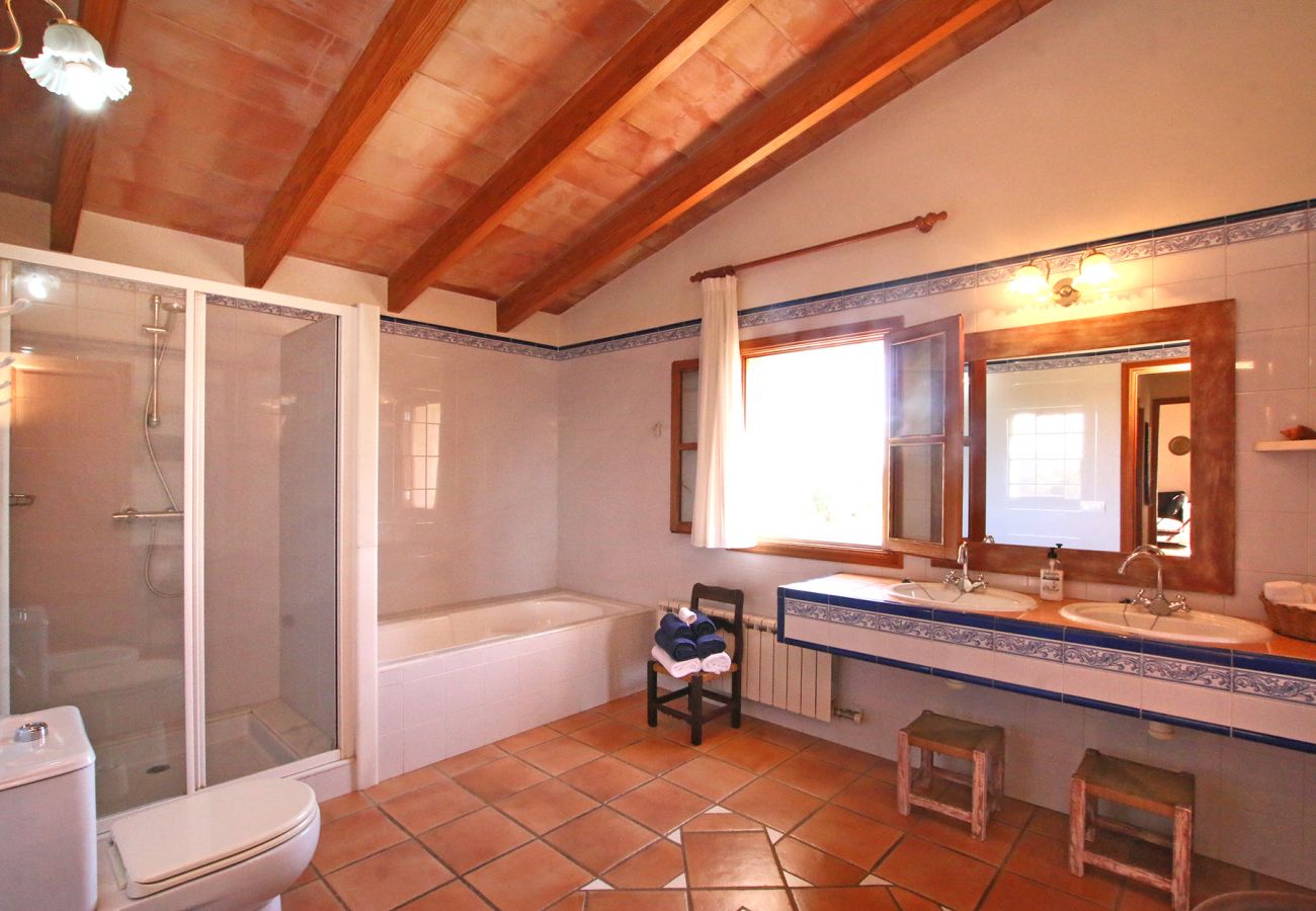 Badezimmer mit Wanne in der Finca Can Segarut in Porto Cristo 