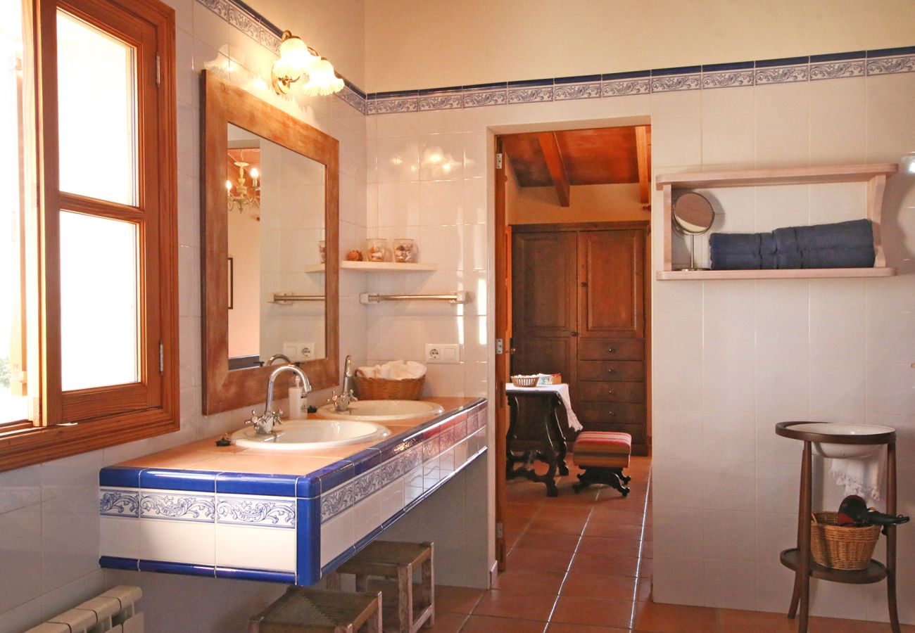 Badezimmer mit Wanne in der Finca Can Segarut in Porto Cristo 