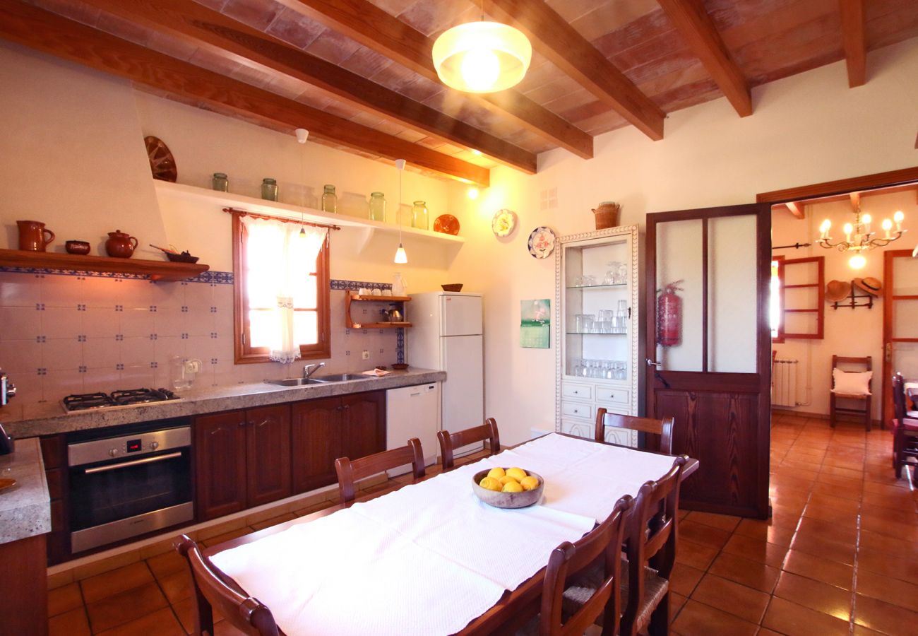 Küche und Esstisch der Finca Can Segarut in Porto Cristo 