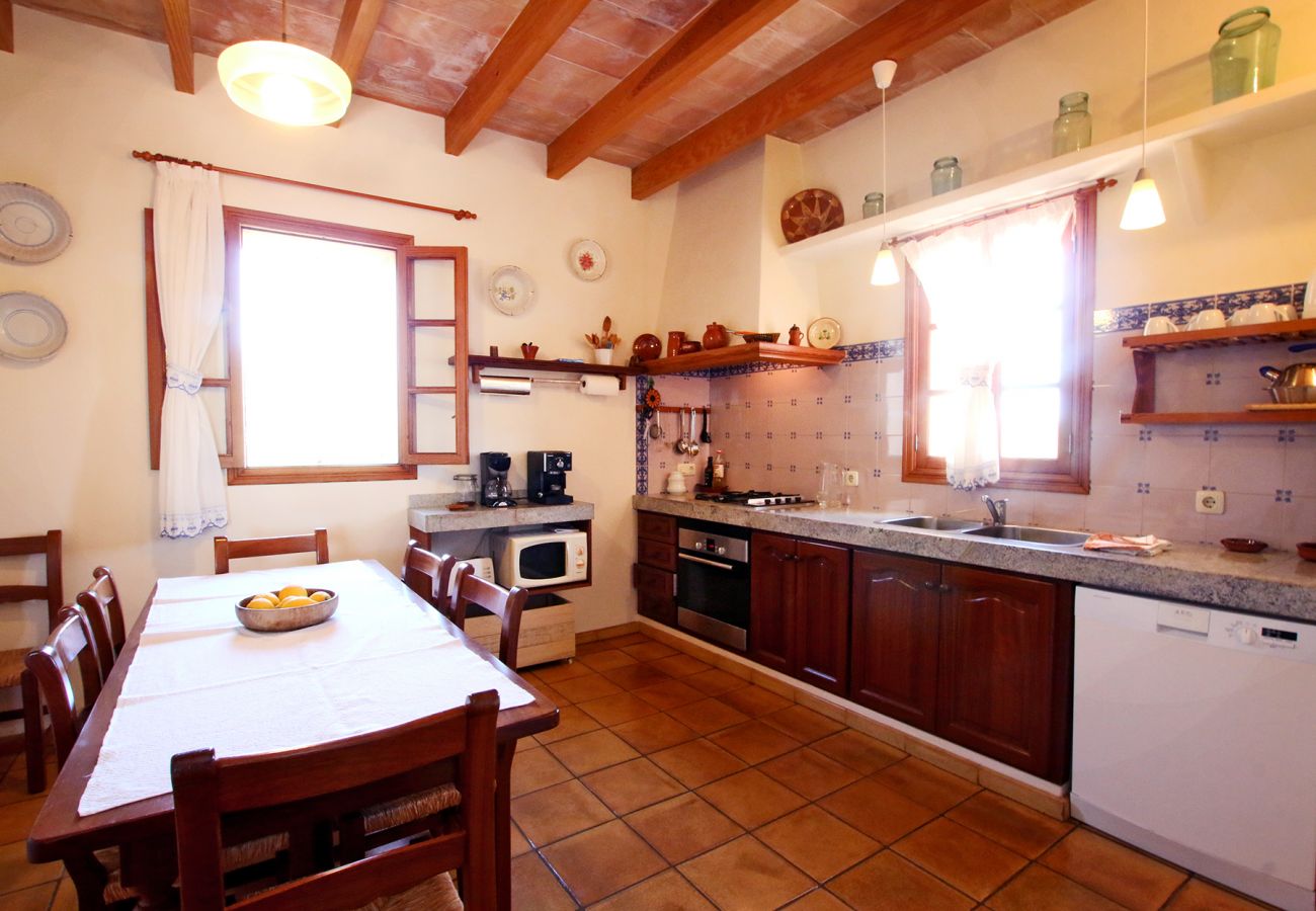 Küche und Esstisch der Finca Can Segarut in Porto Cristo 