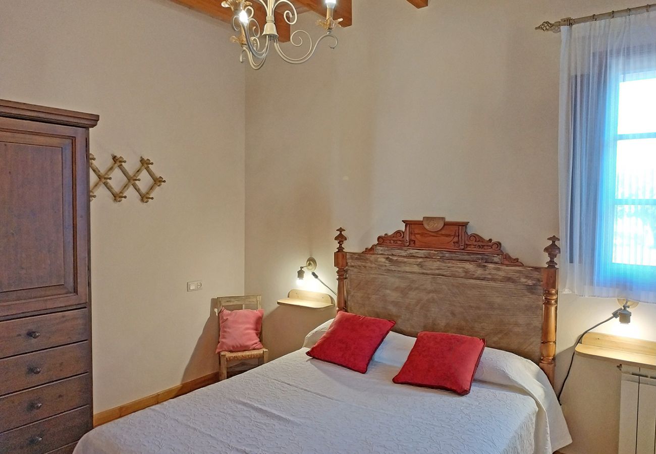 Schlafzimmer mit Doppelbett der Finca Can Segarut in Porto Cristo