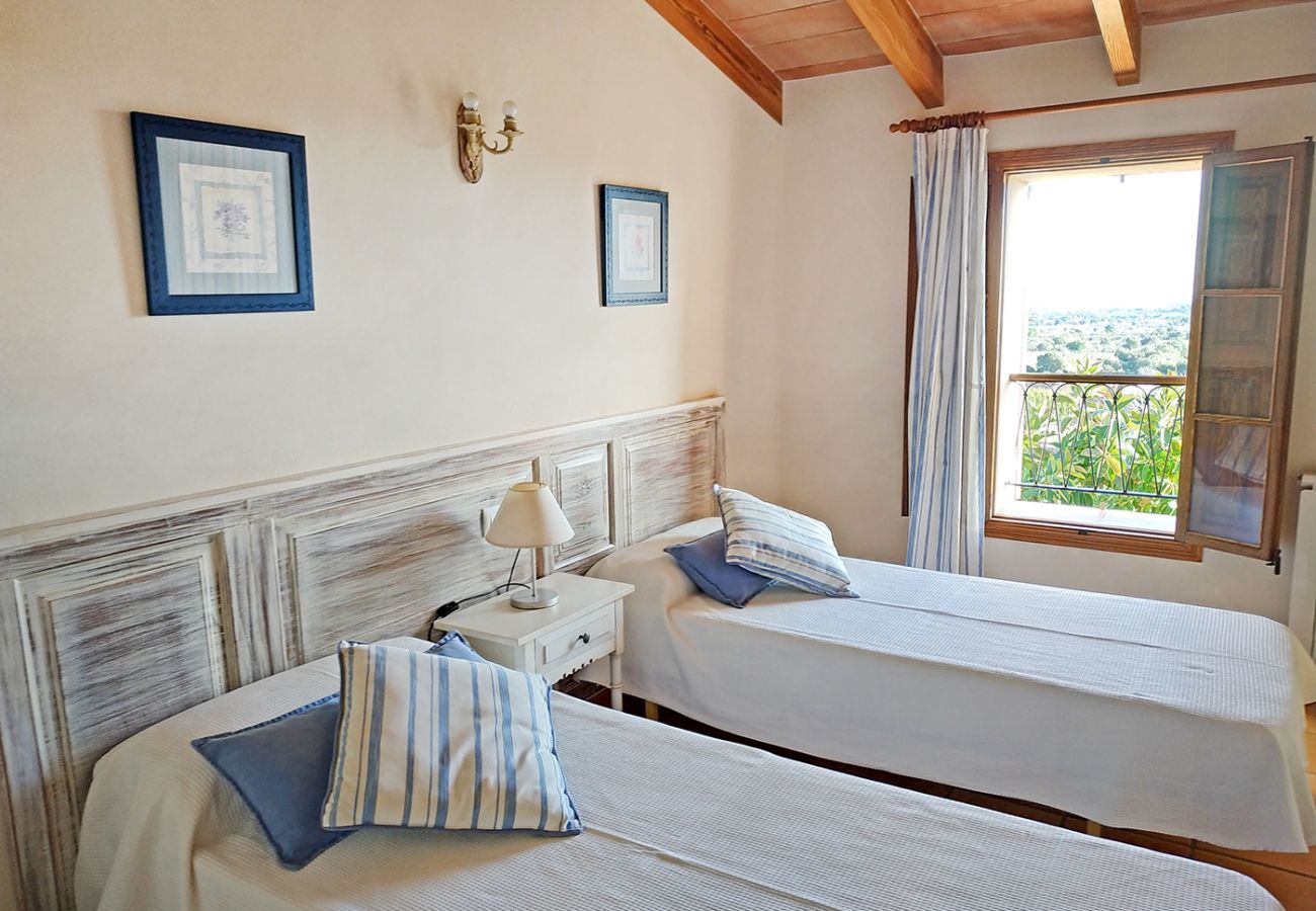 Schlafzimmer mit 2 Einzelbetten im OG der Finca Can Segarut in Porto Cristo 