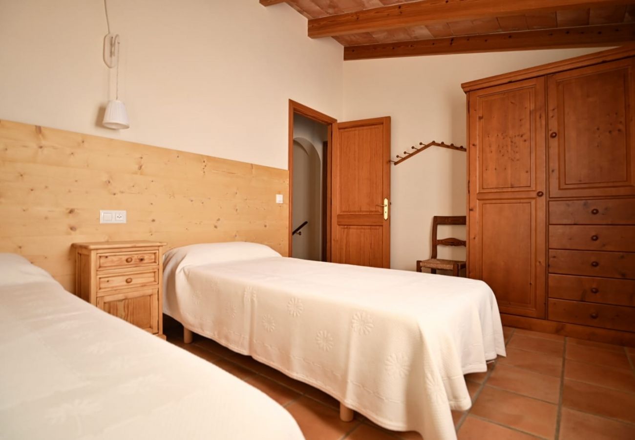 Schlafzimmer mit zwei Einzelbetten der Finca Can Segarut in Porto Cristo