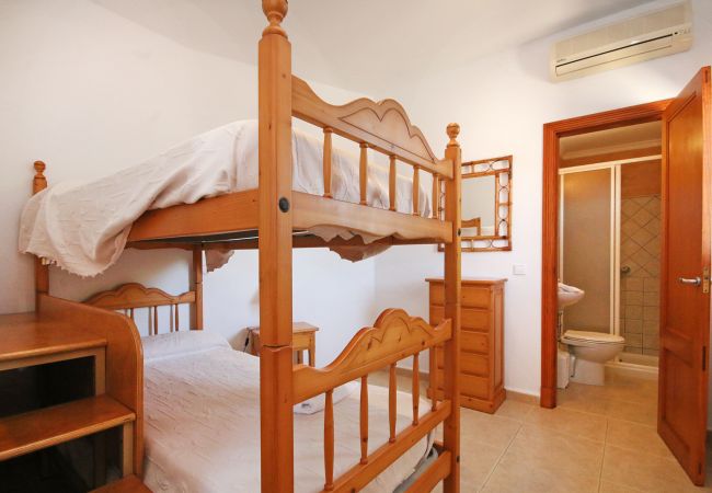 Schlafzimmer mit 2 Etagenbett der Finca Casa Brava in Santanyi