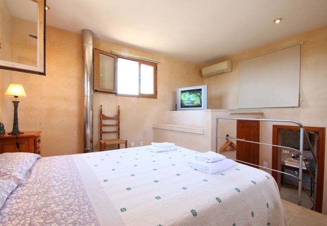Schlafzimmer mit Doppelbett der Finca Casa Brava in Santanyi
