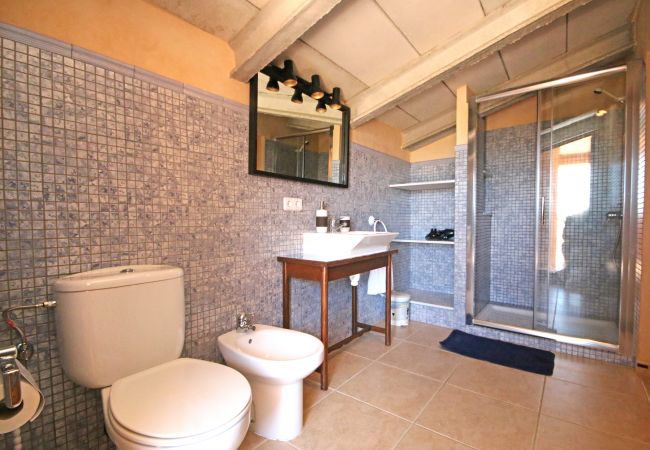 Helles Badezimmer der Finca Casa Brava in Santanyi