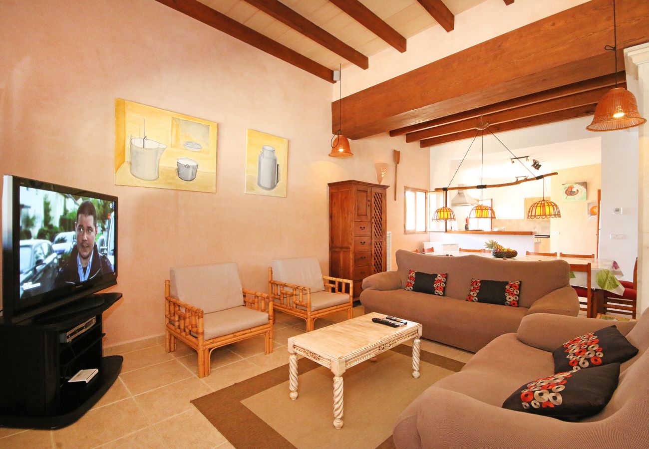 Wohnzimmer mit TV der Finca Casa Brava in Santanyi