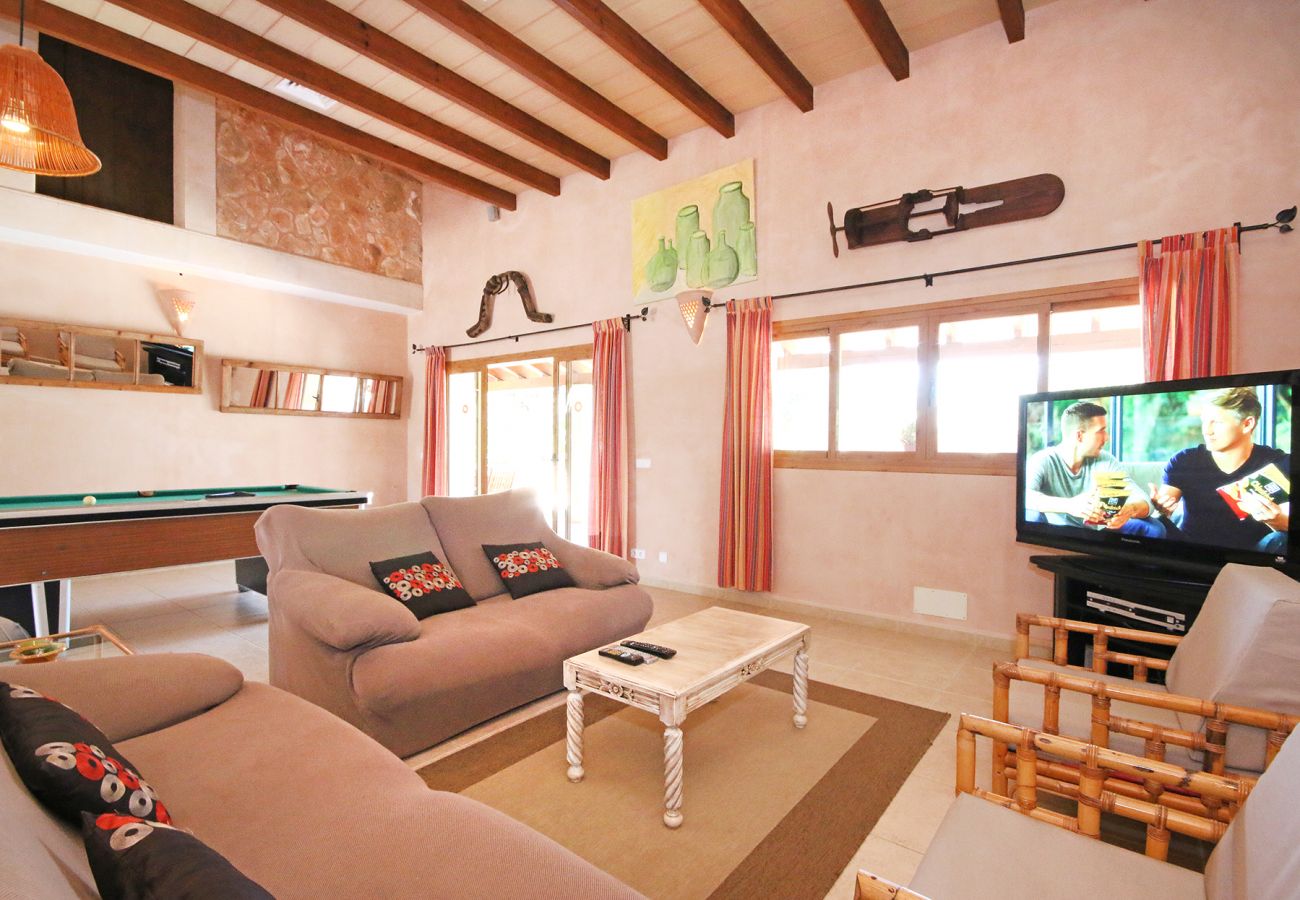 Geräumiges Wohnzimmer der Finca Casa Brava in Santanyi
