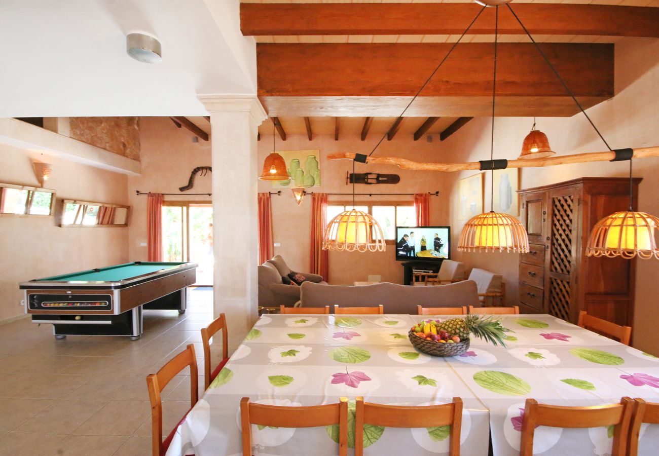 Ess- und Wohnzimmer der Finca Casa Brava in Santanyi