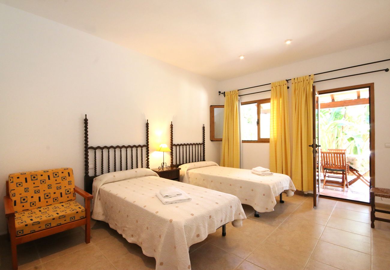 Schlafzimmer mit zwei Einzelbetten der Finca Casa Brava in Santanyi