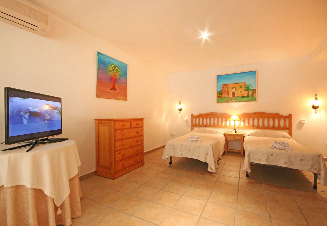 Schlafzimmer mit 2 Einzelbetten der Finca Casa Brava in Santanyi