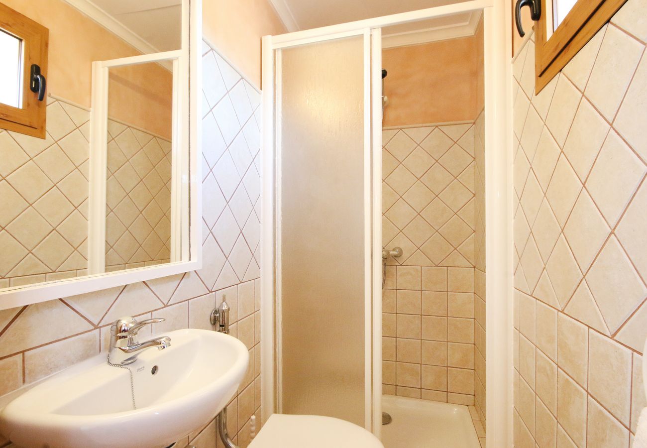 Badezimmer mit Dusche der Finca Casa Brava in Santanyi