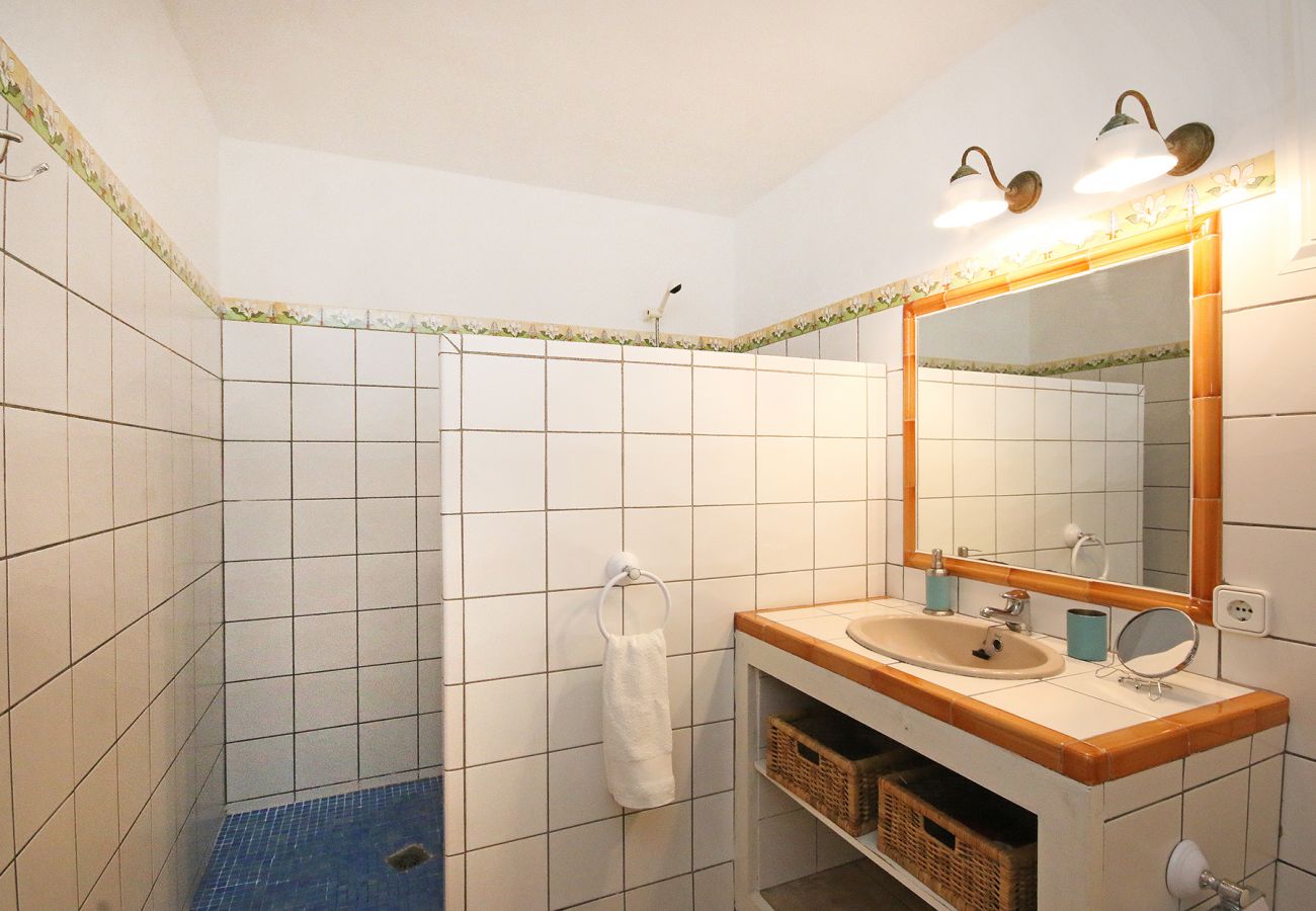 Bad mit Dusche der Finca Casa Brava in Santanyi