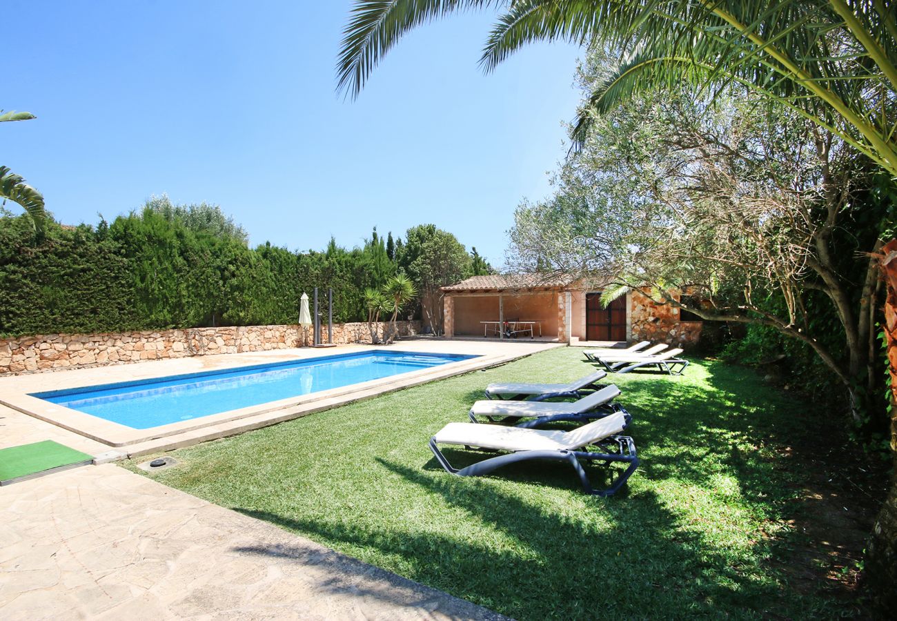 Pool und Garten der Finca Casa Brava in Santanyi
