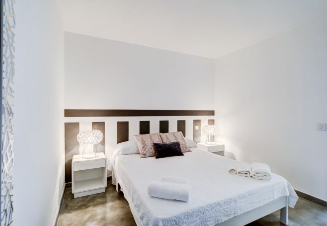 Schlafzimmer mit Doppelbett der Finca Casa Vita in Manacor