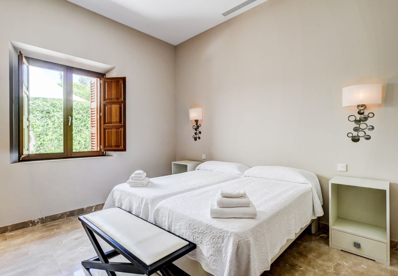 Schlafzimmer mit 2 Einzelbetten der Finca Casa Vita in Manacor