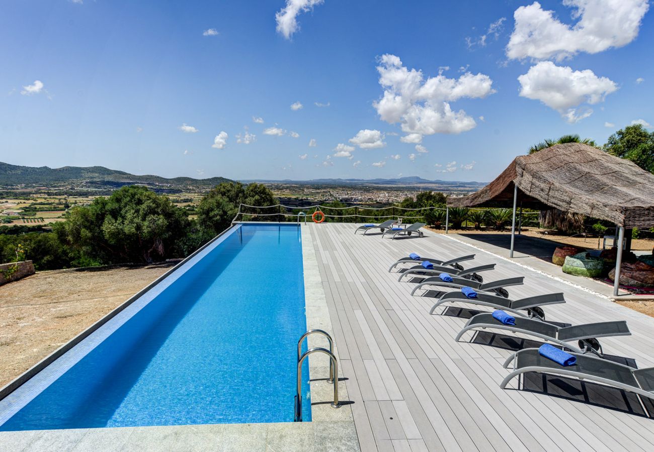 Pool mit Liegen und Sitzbereich der Finca Casa Vita bei Menacor